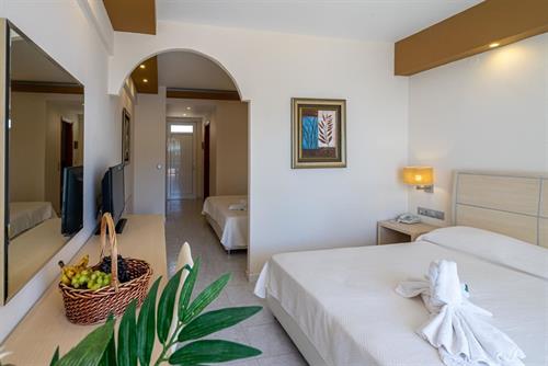 Kamari Beach - Family Room - 198945