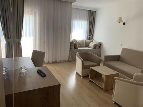 Cesars Side - FAMILY ROOM POOL SIDE CONNECTING 2 ROOMS - 231526