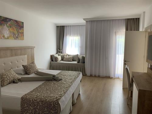 Cesars Side - FAMILY ROOM POOL SIDE CONNECTING 2 ROOMS - 231528