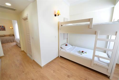 Cesars Side - FAMILY ROOM WITH BUNK BED - 231512