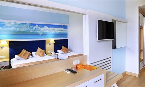 Club Aqua Plaza Hotel - STANDARD ROOM LAND VIEW - 242803