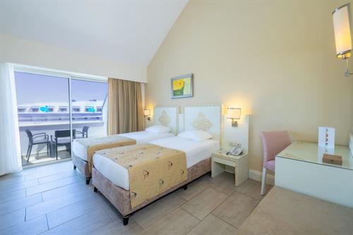 Crystal Admiral Aqua Collection - DUBLEX FAMILY ROOM LAND VIEW - 209992