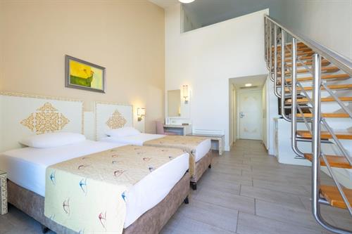 Crystal Admiral Aqua Collection - DUBLEX FAMILY ROOM LAND VIEW - 209993