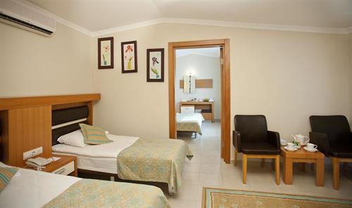 Crystal Flora Pearl Collection - Family Room - 232337