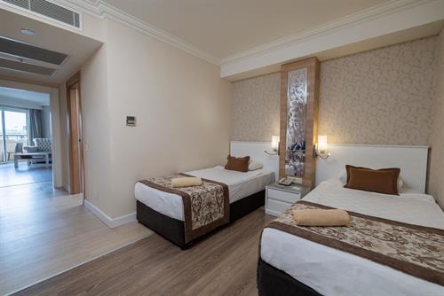 Crystal Sunset Pearl Collection - FAMILY ROOM LAND VIEW - 232637