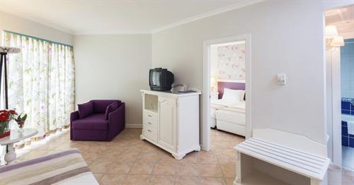 Iz Flower Side Beach - Family Room - 217465