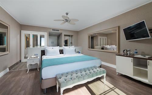 Rubi Platinum Spa Resort & Suites - DELUXE ROOM WITH JACUZZI - 226474
