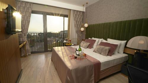 The Raga Side (Adults Only 16+) - SUITE - 221407