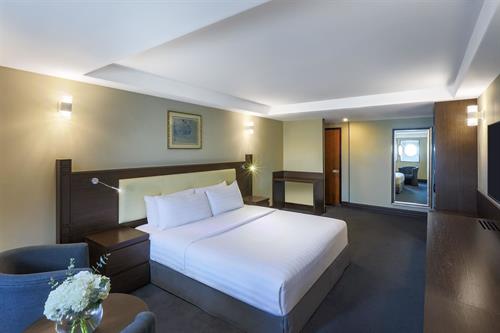 Queen Elizabeth 2 Hotel - Signature Room - 230336